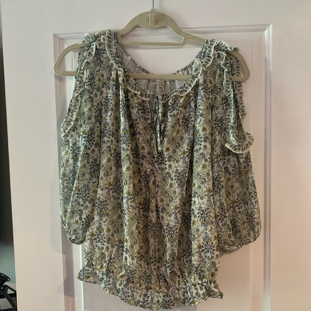 Max Studio Top. Brand new w tags. Size small.